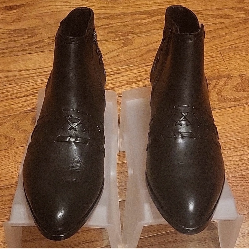 Donald J. Pliner Bowery boots size 10 ladies. No major scuffs. Gently used.